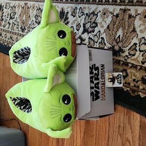 NWT! Star Wars Mandalorian Slippers; Green, Size: 8 Adult